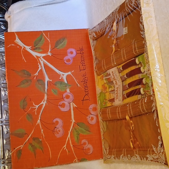 Vintage table ensemble place mats linen napkins and 4 steak knives - Picture 4 of 5